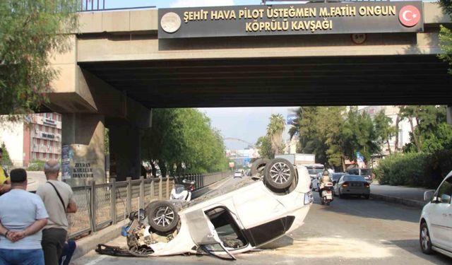 Adana Yüreğir'deki köprüden otomobil alt yola düştü