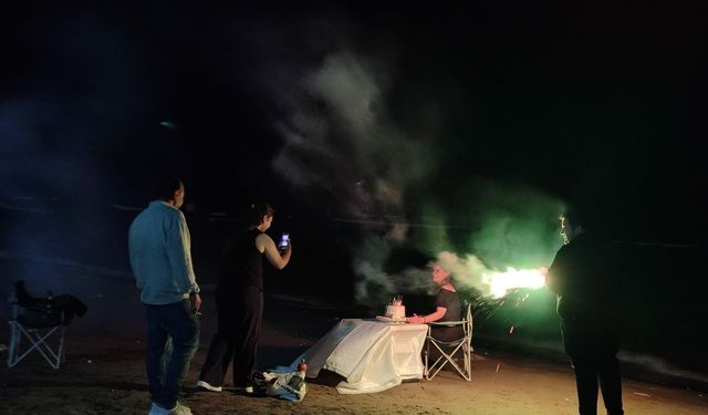 Karataş Sahilinde Doğum Günü Sürprizi
