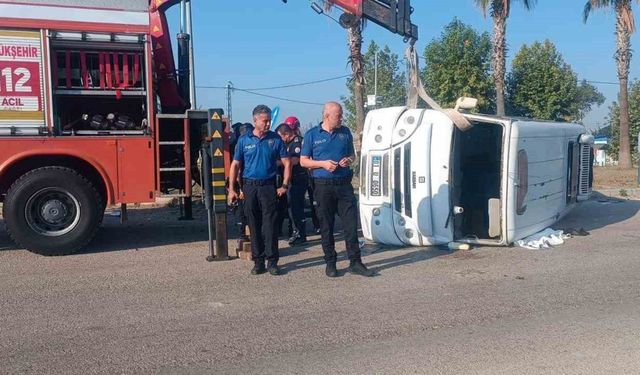 Adana Ceyhan'da minibüs ile otomobilin çarpıştığı kazada sürücü hayatını kaybetti