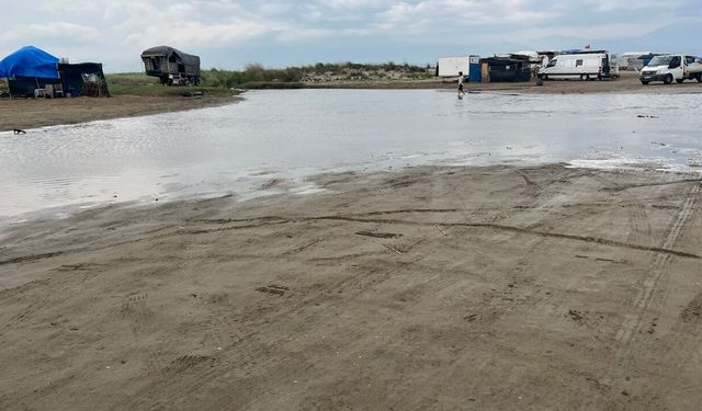 Burnaz Plajı Göle Döndü! Kumsalda İlerlemek Çileye Dönüştü