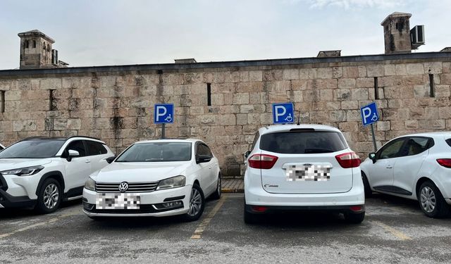 Payas Kalesi Otoparkında Engelli Park Yeri Duyarsızlığı Tepki Çekti