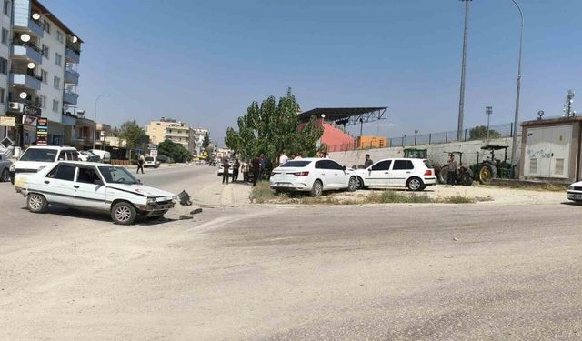 Kadirli’de Zincirleme Trafik Kazası! 3 Araç Birbirine Girdi