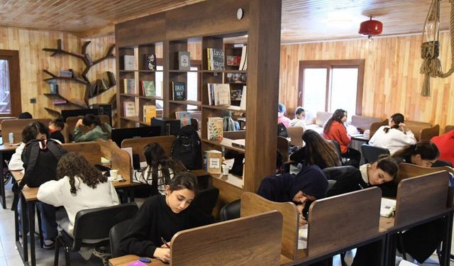 Osmaniye'de Öğrenciler 1650 Rakımda Moral Depoladı