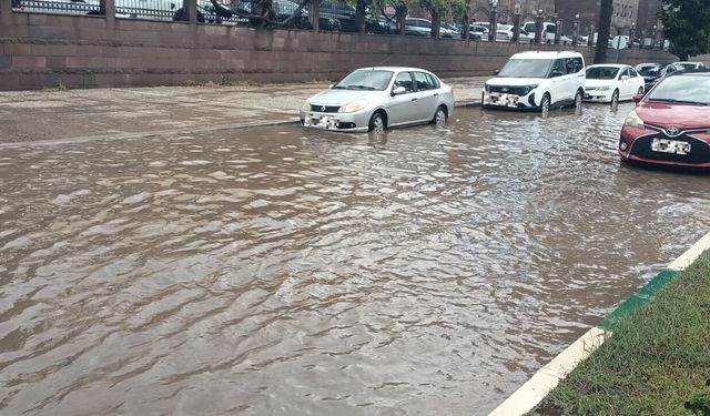 Osmaniye'de Yağmur Kabusu! Caddeler Sular Altında Kaldı!