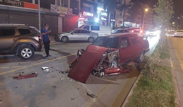 Osmaniye'deki Korkutan Kazada Çarpışan İki Otomobil Hurdaya Döndü!