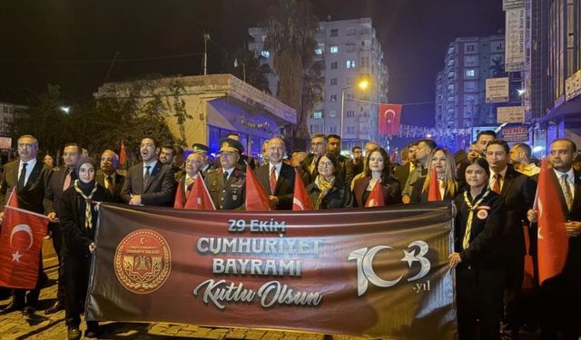 Osmaniye'de Cumhuriyetin 103. Yılında 103 Metrelik Bayrakla Yürüdüler!