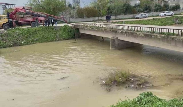 Hatay Kumlu Gülova Mahallesinde Kamyonet Dereye Uçtu