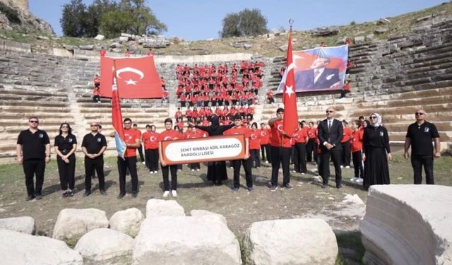 Öğrencilerden Kastabala Antik Kenti’nde Cumhuriyet Coşkusu