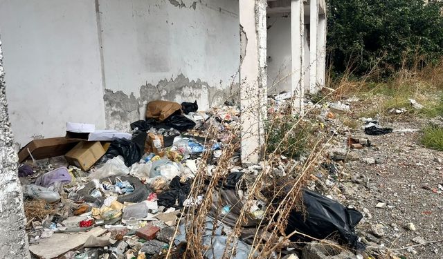 Osmaniye Alibeyli Mahallesi'nde Harabe Yapı Çöplüğe Döndü