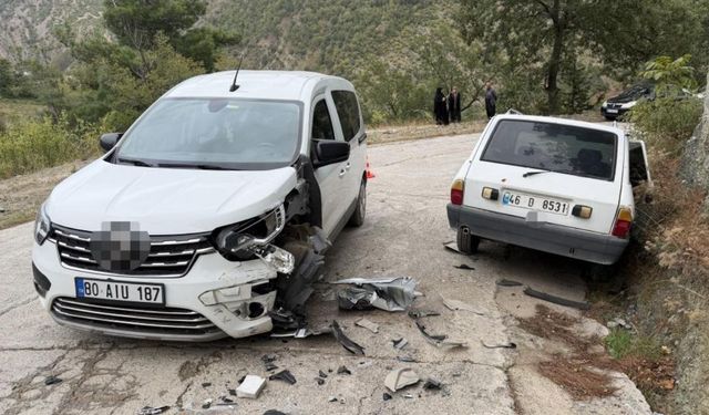 Osmaniye'de İki Araç Kafa Kafaya Çarpıştı!