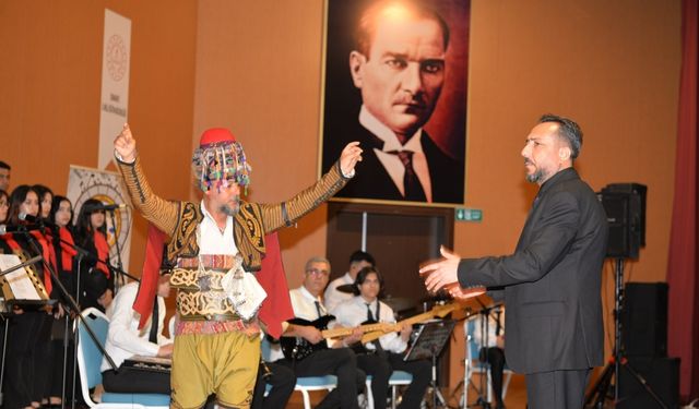 Osmaniye'de öğrencilerden 29 Ekim'e özel türkü konseri