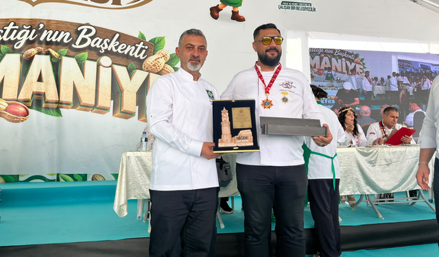 Fıstıkfest’te OSGAD Başkanı Şef Ali Küpeli’ye Hediye ve Plaket Takdimi