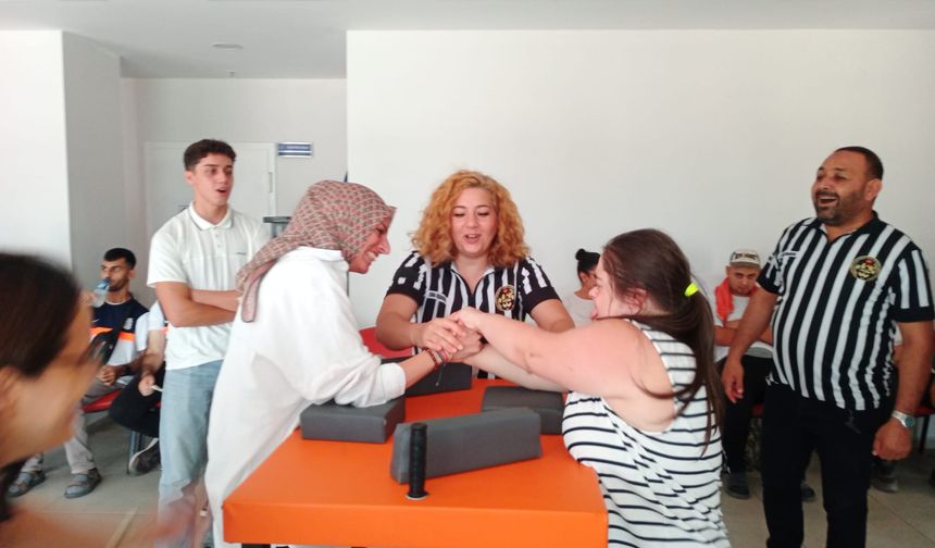 Osmaniye'de 30 Ağustos Coşkusu Özel Sporcuların Bilek Güreşinde Buluştu