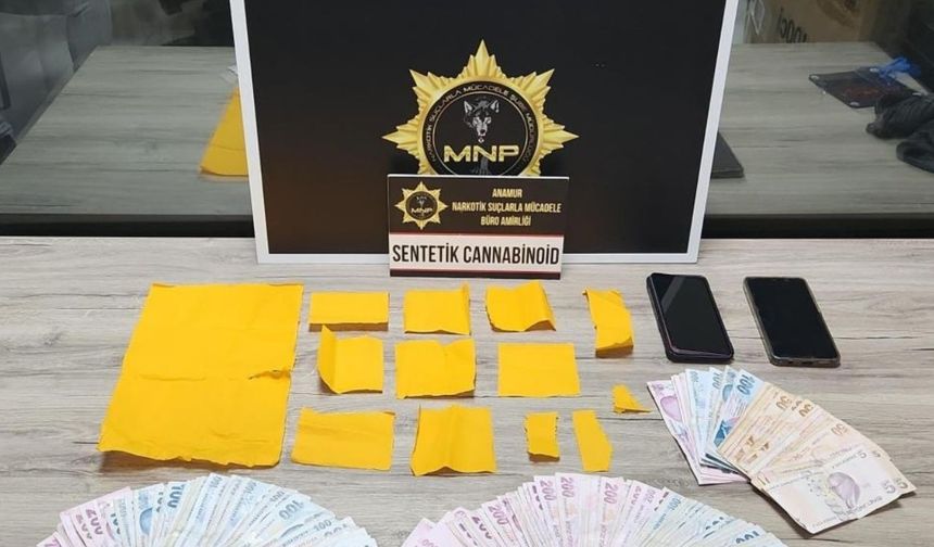 Anamur’da yasaklı madde kâğıda emdirilmiş halde satılırken yakalandı