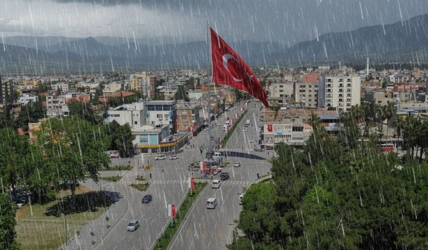 Görüntüler Videoda! Osmaniye’de yağmur hayatı zorlaştırdı: Vatandaşlar suyun içinden yürüdü