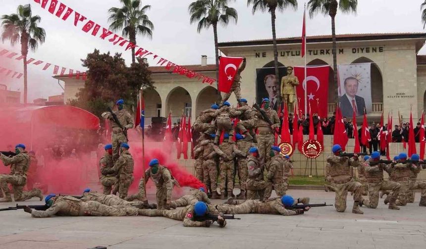 Mersin’in 104. kurtuluş yılında coşkulu tören: JÖAK’tan nefes kesen ‘üzüm salkımı’ gösterisi