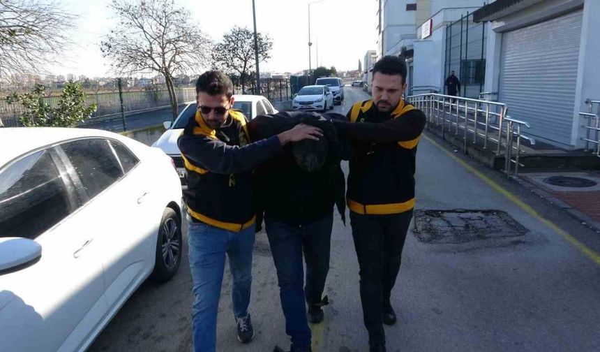 Adana’da Kaskla Servis Aracının Camını Kıran Sürücü Serbest Bırakıldı