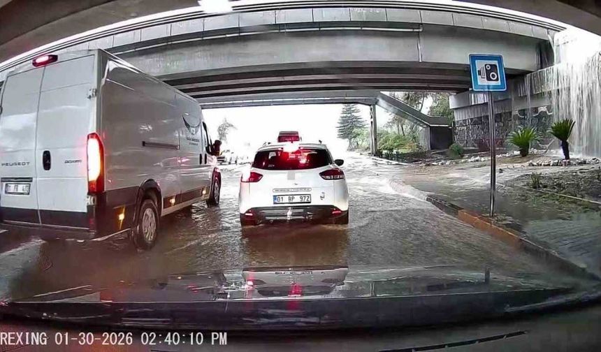 Adana’da şiddetli yağış etkili oldu: Hortum oluştu, yollar kapandı