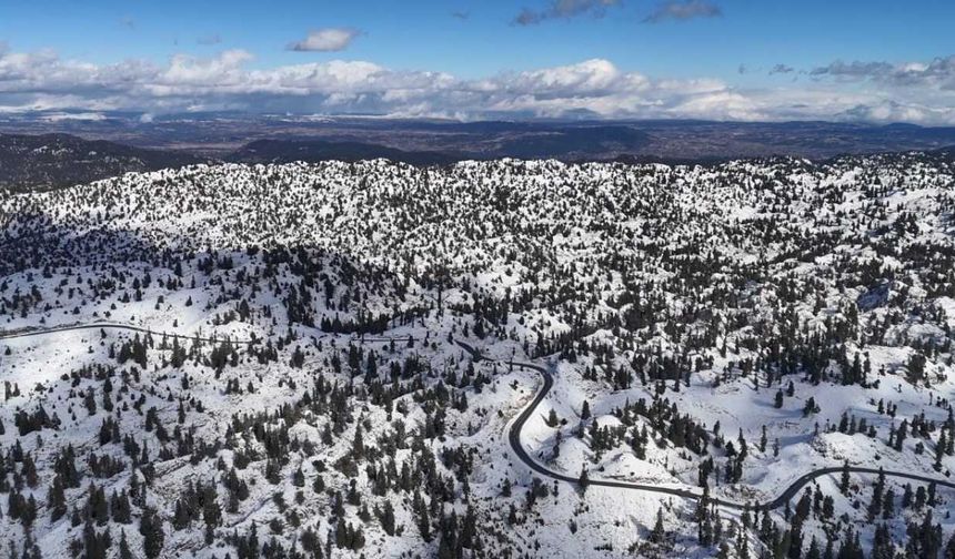 Mersin’in yüksekleri beyaza büründü: Ormanlardan kartpostallık kar manzaraları