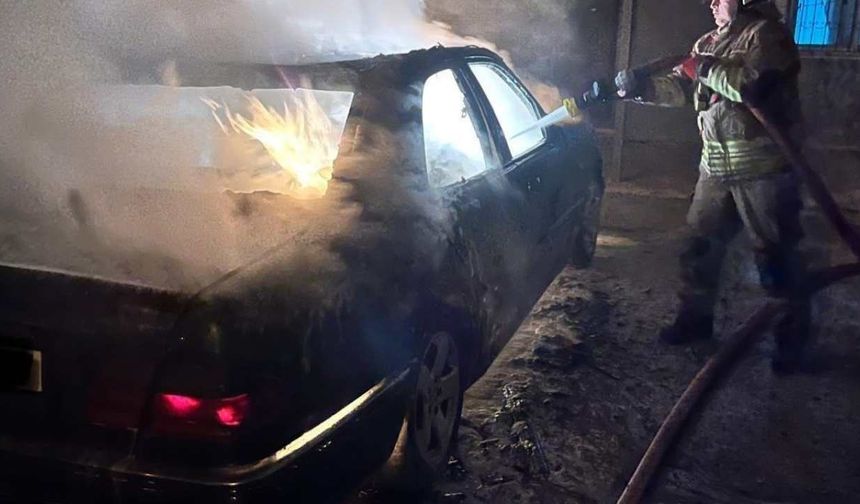 Defne’de Park Halindeki Otomobil Alev Alev Yandı