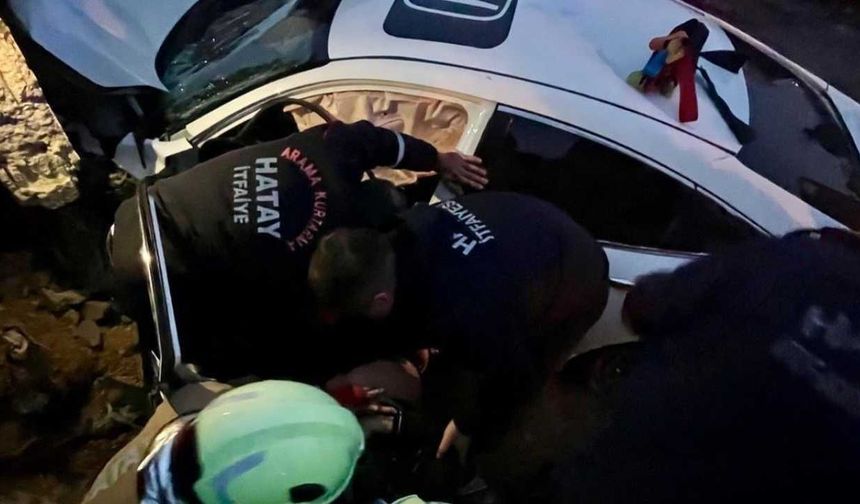 Defne’de trafik kazası: Otomobil şarampole devrildi, 2 yaralı