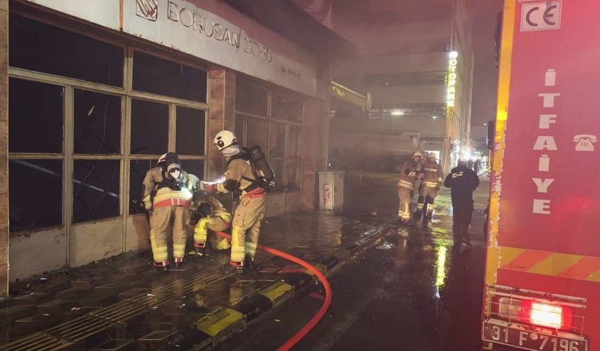 Hatay’da akaryakıt istasyonu yanındaki binada korkutan yangın