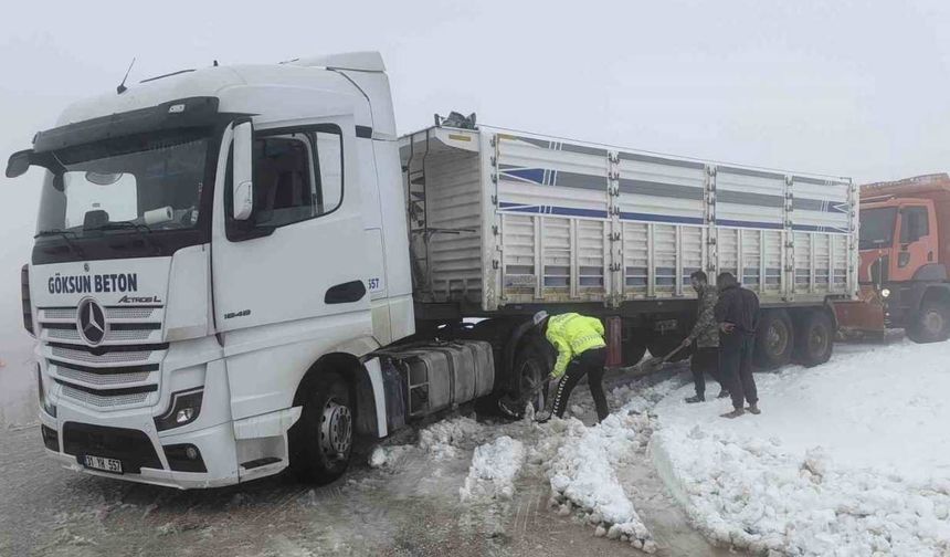 Hatay’da kar sürprizi Sürücüler yolda zor anlar yaşadı