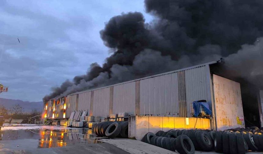 Hatay'da Lastik Deposu Alev Alev