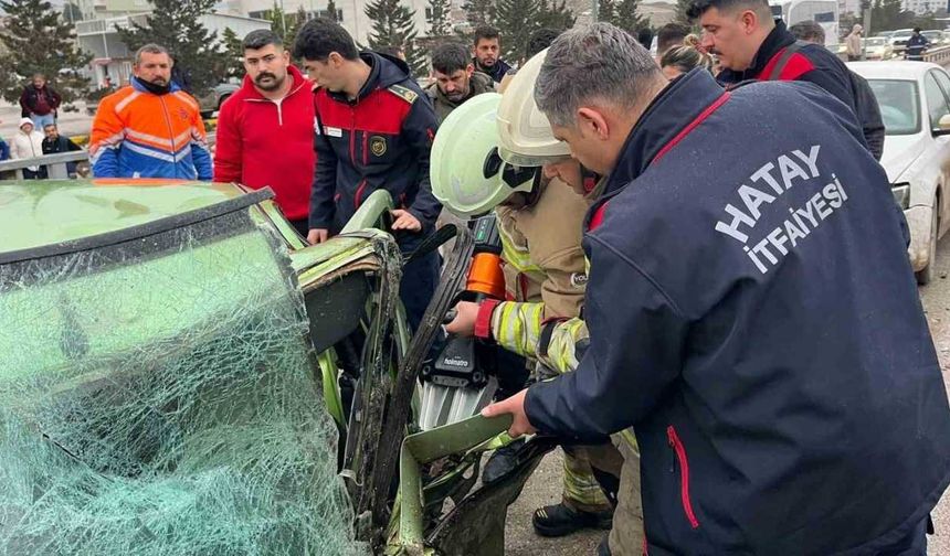 Hatay’da minibüsle çarpışan otomobil hurdaya döndü