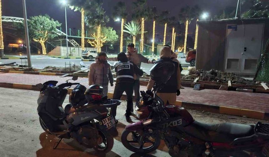 İskenderun’da polis soğuk gecelerde de görev başında