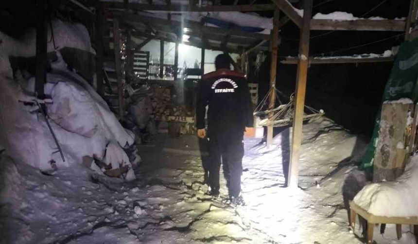 Kahramanmaraş’ta itfaiyeden örnek kurtarma: Karla kaplı yolda hastaları sırtlarında taşıdılar