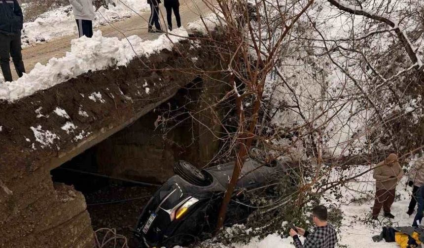 Kaygan yolda kaza otomobil dereye uçtu