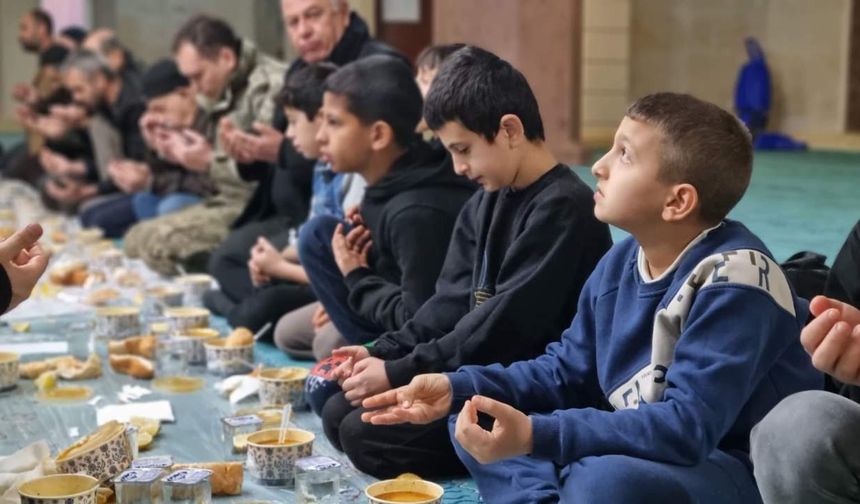 Önce Saf Tuttular, Sonra Sofrada Buluştular! Toprakkale’de Maneviyat Dolu Sabah...
