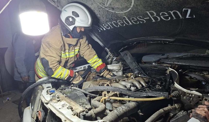 Samandağ’da park halindeki otomobilde yangın paniği