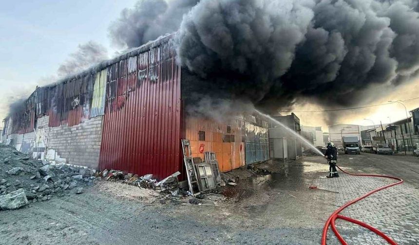 Sanayide çıkan mobilya atölyesi yangını korkuttu