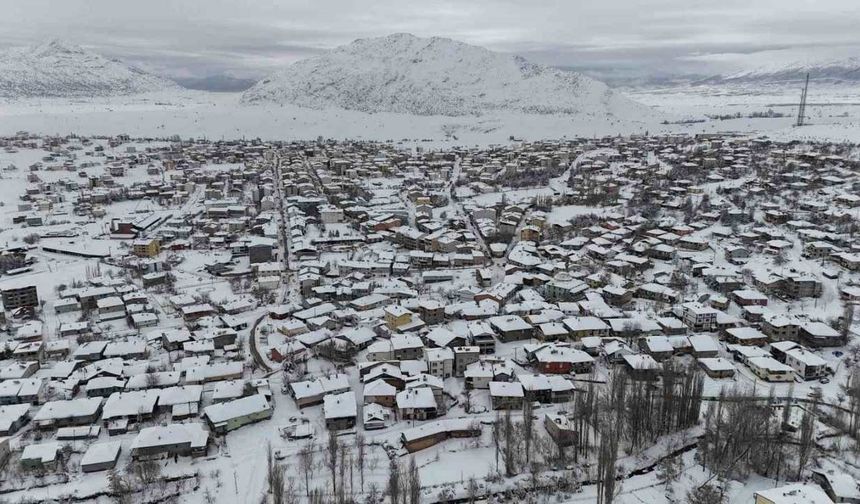 Tufanbeyli’de kar yağışı ilçeyi beyaz bir masala dönüştürdü