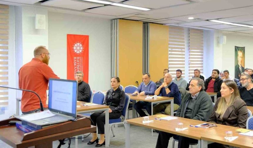 Adana’da ‘Diksiyon ve Yapay Zeka Çağında Habercilik’ eğitimi düzenlendi