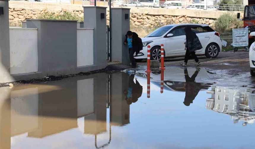Adana’da lağım tepkisi: Sokak göle döndü, çocuklar üzerinden atlıyor