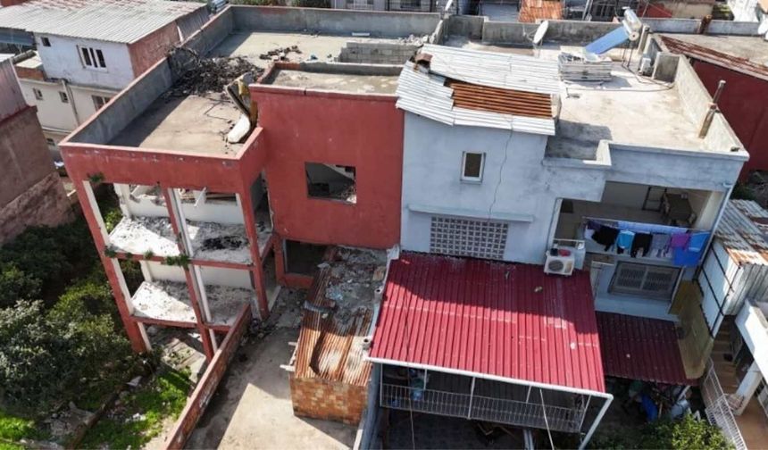 Ağır hasarlı bina yıkılmadı, 10 kişilik aile korku içinde