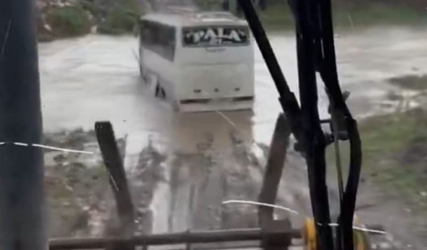 Belediye Ekipleri Seferber Oldu, Toprakkale'de Mahsur Kalan Araç Kurtarıldı