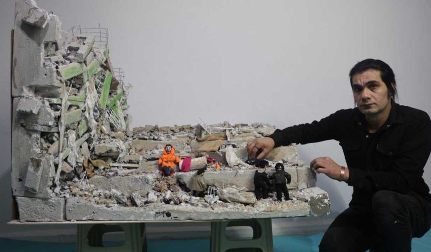 Enkaz altındaki kızının elini bir an olsun bırakmayan babanın yaşadıklarını minyatüre dönüştürdü