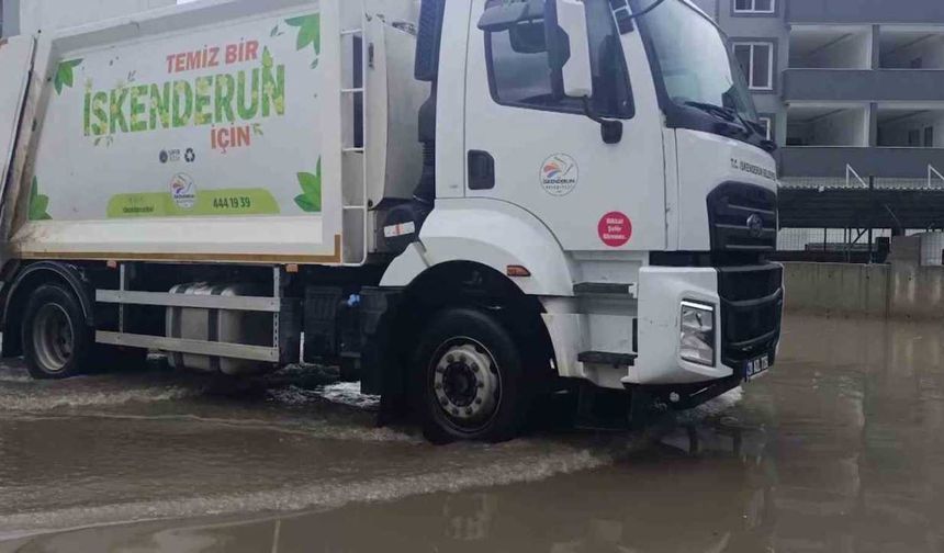 Göle dönen yol nedeniyle derse gidemeyen üniversite öğrencisi hocasına seslendi