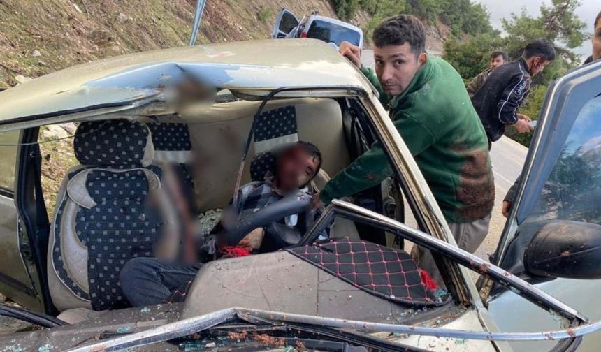 Kahramanmaraş'ta otomobilin üzerine dev kaya düştü: 2'si ağır 4 yaralı