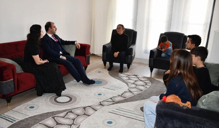 Kaymakam Erdinç Dolu ve Eşi, Depremzede Aileleri Yeni Evlerinde Ziyaret Ediyor