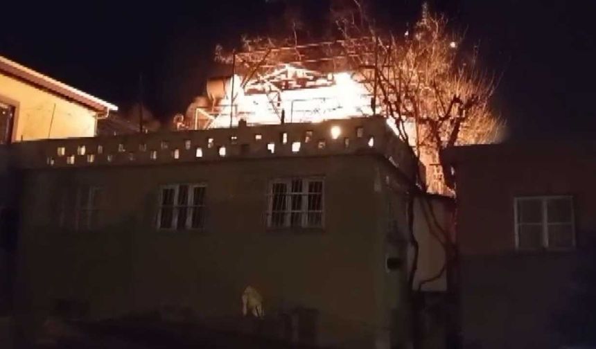 Kozan’da Gece Çıkan Yangında Ev Kullanılamaz Hale Geldi