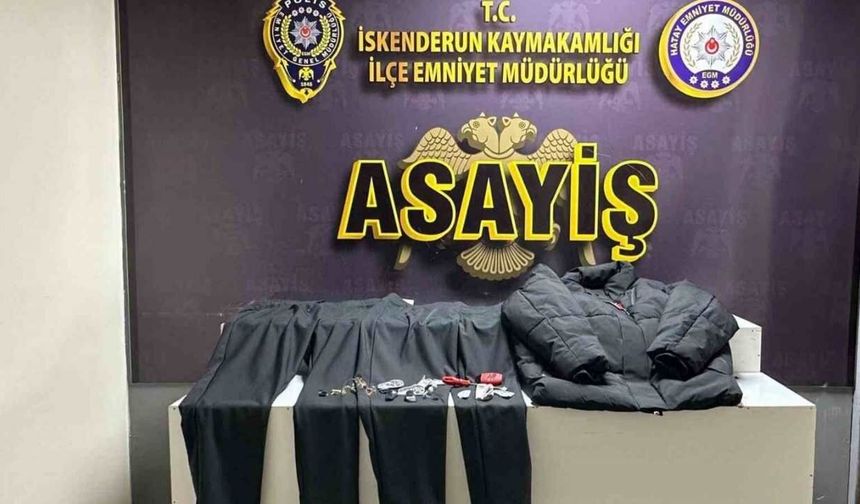 Mağazada ürünlerin alarmlarını tornavida ile sökerken yakalandı