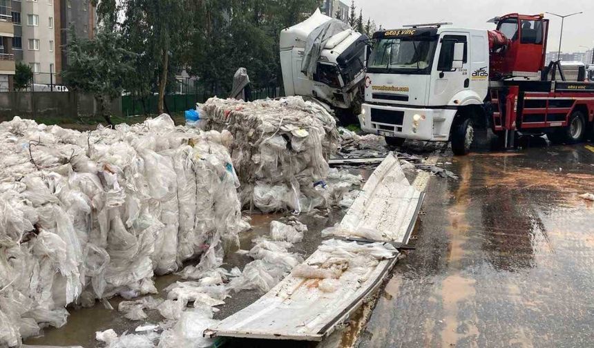 Naylon Atık Yüklü Tır Bariyerlere Çarptı, TAG Otoyolu Çöplüğe Döndü