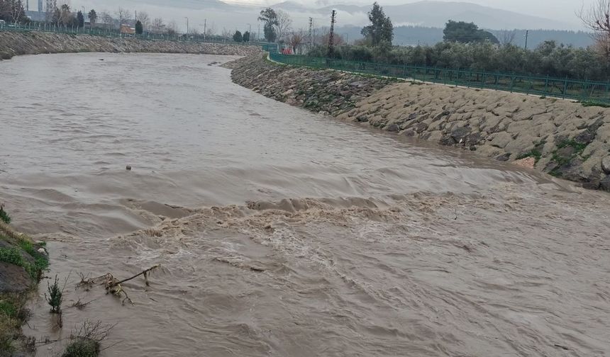 Osmaniye Toprakkale’de Yağmur Etkili Oldu: Karaçay Taşma Noktasına Geldi