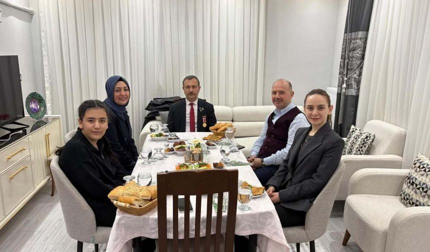 Osmaniye Valisi ve kızı 6 Şubat’ta eşi ile dört evladını şehit veren Gazi ile iftar masasında