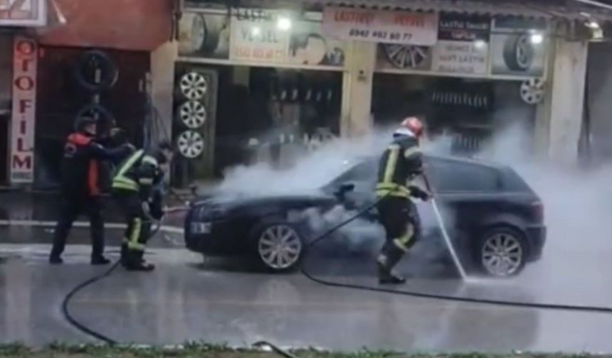 Osmaniye’de Korku Dolu Anlar! Park Halindeki Otomobil Bir Anda Alevlere Teslim Oldu